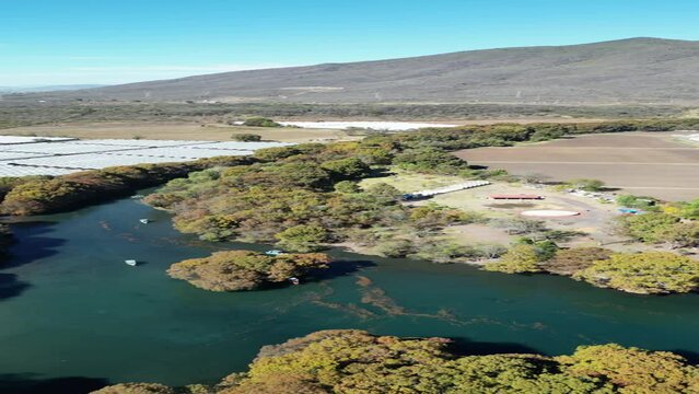 Toma a&eacute;rea alta de la Laguna de Cam&eacute;cuaro, se ven los campos de siembras al rededor. Contraste del color del agua verde o turquesa con la naturaleza seca a los alrededores