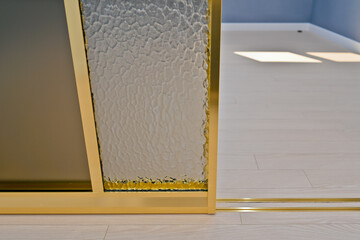 It is said that sliding or folding doors with gold frames will bring in money