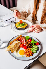couple eating breakfast in the hotel
