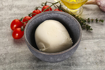 Round Mozzarella young cheese ball