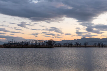 小さな湖の夕暮れ　滋賀県草津市「平湖」