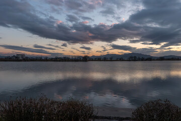 小さな湖の夕暮れ　滋賀県草津市「平湖」