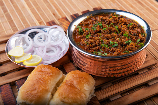 Kheema pav and oinon rings