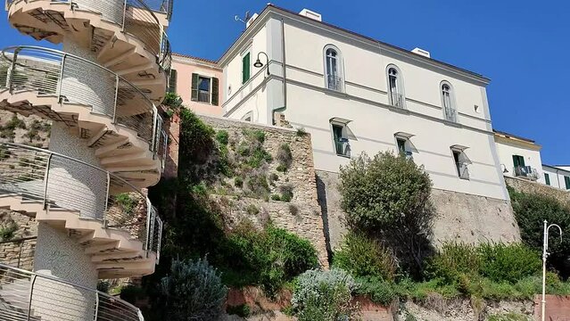 Termoli - Panoramica del borgo dal parcheggio del porto