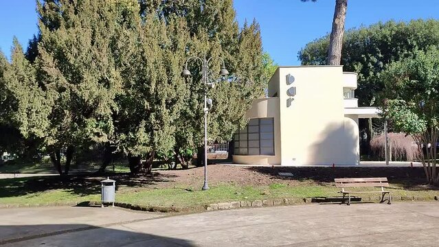 Benevento - Scorcio del Bar Frediani della Villa Comunale dalla piazzetta centrale