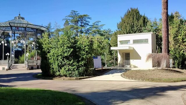 Benevento - Scorcio della Villa Comunale dal vialetto di accesso