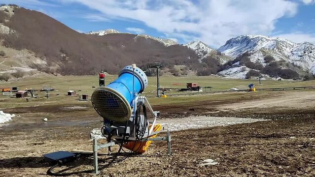 Campitello Matese - Panoramica delle piste da sci a valle