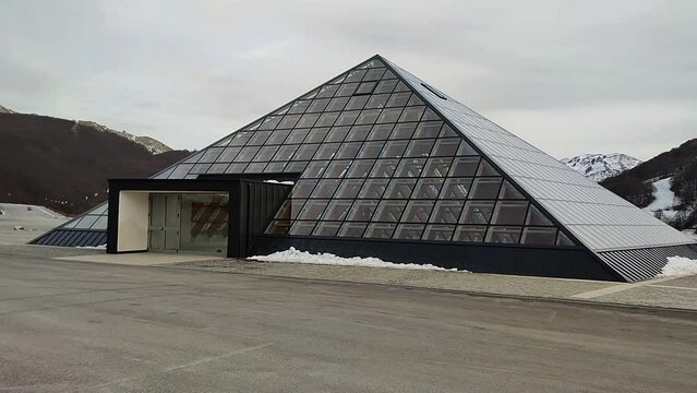 Campitello Matese - Scorcio della Piramide dalla piazza centrale