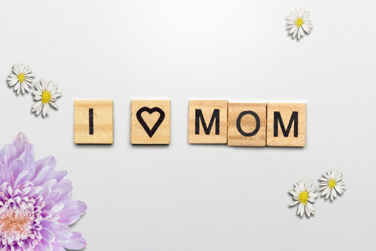 Wooden cubes with I Love Mom text