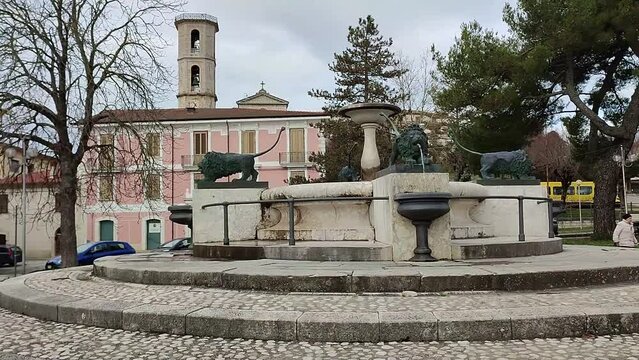 Vinchiaturo - Fontana dei Leoni in Piazza Municipio