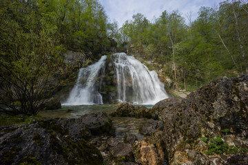 Obraz premium Bovec, Slovenia. Visje waterfalls. Nature trail crystal clear, turquoise water. easy trekking, nature experience, wood path. Waterfalls inside a forest, long photographic exposure, power of nature.