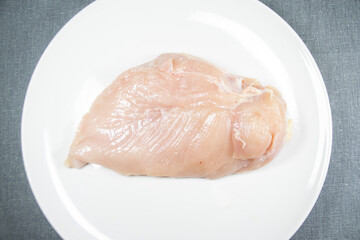 白いお皿の上にある鶏胸肉