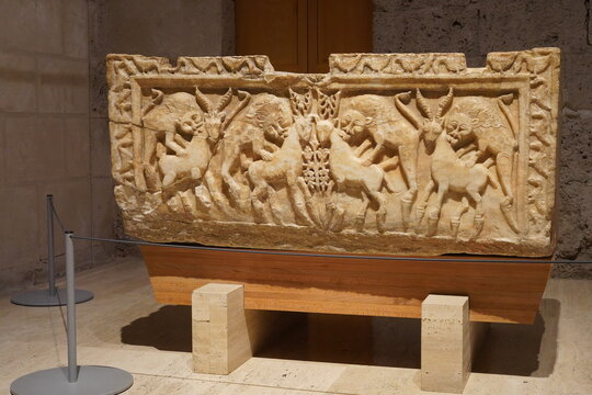 Trog aus der Zeit des Kalifats von Cordoba im Museum der Alhambra in Granada am 11.04.2024