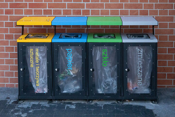 Kolorowe pojemniki do selektywnej selekcji odpadów, ekologia, segregacja śmieci. - obrazy, fototapety, plakaty