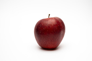 Czerwone dojrzałe jabłko na białym tle, - obrazy, fototapety, plakaty