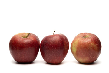 czerwone dojrzałe jabłka na białym tle. jabłko, makro, żółty, jabłek, owoc, czerwień,...
