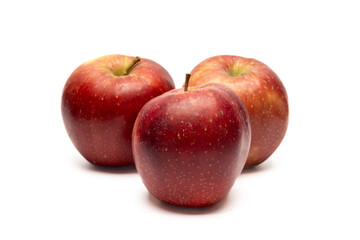 czerwone dojrzałe jabłka na białym tle. jabłko, makro, żółty, jabłek, owoc, czerwień,...