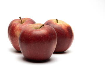 czerwone dojrzałe jabłka na białym tle. jabłko, makro, żółty, jabłek, owoc, czerwień, zieleń, lato, roślin
 - obrazy, fototapety, plakaty