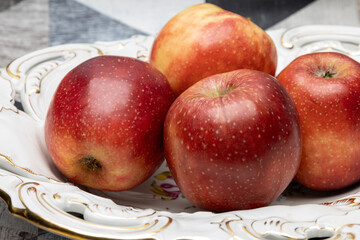 czerwone dojrzałe jabłka na białym tle. jabłko, makro, żółty, jabłek, owoc, czerwień, zieleń, lato, roślin  © MR. Stanek