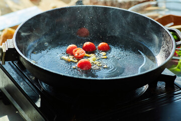 Roast garlic and cherry tomatoes in a hot frying pan. The cooking process, step-by-step recipe - 788032036
