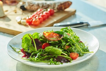 Salad of greens and fried garlic, cherry tomatoes and Chorizo sausage. The cooking process, step-by-step recipe - 788032097
