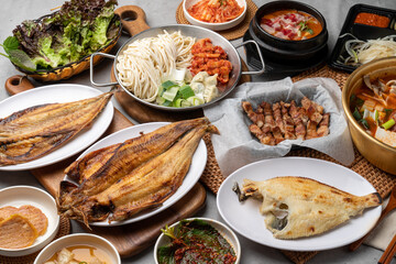 Samchi, fish, grilled, side dish, kimchi, perilla leaf, seasoned, beef, earthen pot, chopsticks, onion, soy sauce, wasabi, mackerel, flounder, Lim Yeonsoo, stew, pork belly, kalguksu,