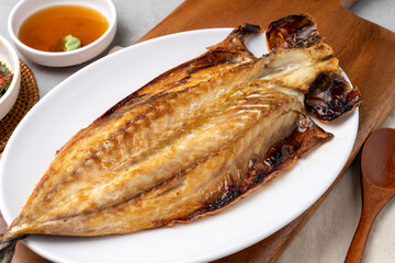 Samchi, fish, grilled, side dish, kimchi, perilla leaf, seasoned, beef, earthen pot, chopsticks, onion, soy sauce, wasabi, mackerel, flounder, Lim Yeonsoo, stew, pork belly, kalguksu,