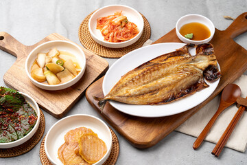 Samchi, fish, grilled, side dish, kimchi, perilla leaf, seasoned, beef, earthen pot, chopsticks, onion, soy sauce, wasabi, mackerel, flounder, Lim Yeonsoo, stew, pork belly, kalguksu,