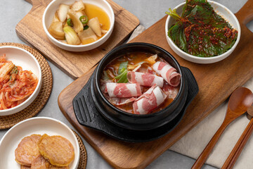 Samchi, fish, grilled, side dish, kimchi, perilla leaf, seasoned, beef, earthen pot, chopsticks, onion, soy sauce, wasabi, mackerel, flounder, Lim Yeonsoo, stew, pork belly, kalguksu,