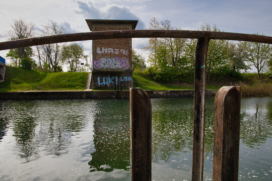 Lost place, Bundeswasserstraße Elster Saale Kanal, Sperrtor bzw. Sperrwerk West bei Günthersdorf, Sachsen Anhalt, Deutschland