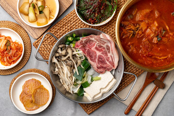 Samchi, fish, grilled, side dish, kimchi, perilla leaf, seasoned, beef, earthen pot, chopsticks, onion, soy sauce, wasabi, mackerel, flounder, Lim Yeonsoo, stew, pork belly, kalguksu,