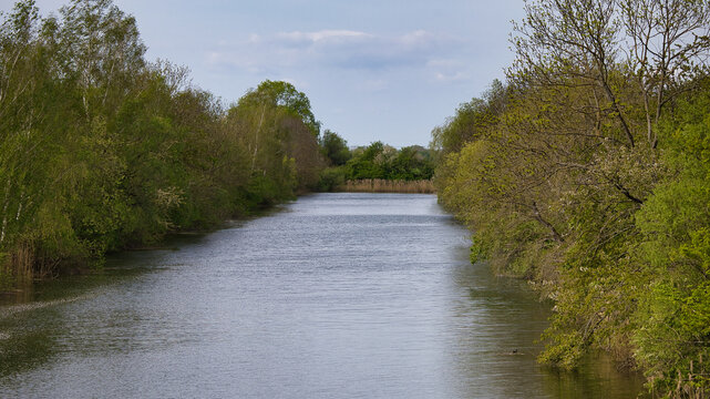 Blick auf die Bundeswasserstraße Elster Saale Kanal, am Sperrtor bzw. Sperrwerk West bei Günthersdorf, Sachsen Anhalt, Deutschland