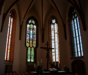 Obraz premium Kirchenfenster im Turm in der Stadtkirche (Jodokuskirche) der Stadt Neubulach im Nordschwarzwald