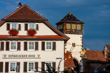 Ansicht des Calwer Tor Turm der Stadt Neubulach im Nordschwarzwald. Daneben das heute nicht mehr...