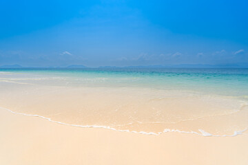 Fototapeta na wymiar Beautiful sandy beach and sea water and waves in southern Thailand, Asia