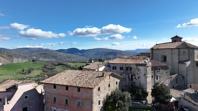 L'antico borgo di Castelnuovo di Farfa in Sabina, Lazio, Italia.
Vista aerea dal drone del paese di Castelnuovo di Farfa, famoso per la produzione dell'olio extravergine di Oliva dop.
