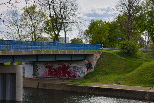 Brücke an der Bundeswasserstraße Elster Saale Kanal, Sperrtor bzw. Sperrwerk West bei Günthersdorf, Sachsen Anhalt, Deutschland
