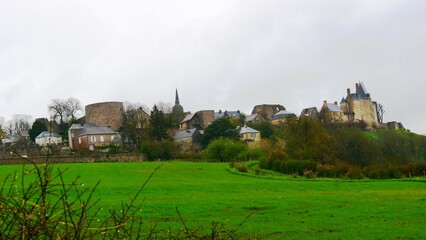 Fototapeta na wymiar Village et château de Sainte-Suzanne-et-Chammes de la vallée de l'Erve dans la Mayenne France Europe