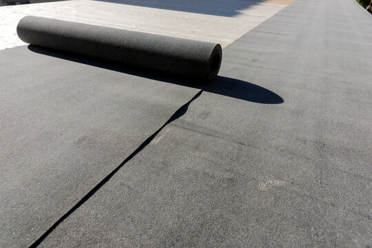 Black bituminous waterproofing for the new roof