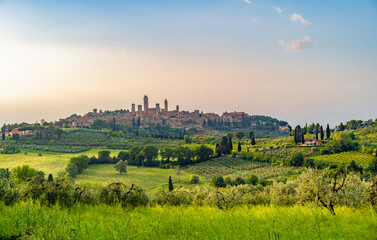 Fototapeta premium Medieval San Gimignano hill town with skyline of medieval towers, including the stone Torre Grossa. Province of Siena, Tuscany, Italy.