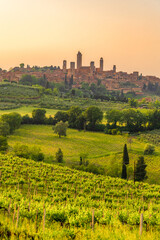 Obraz premium Medieval San Gimignano hill town with skyline of medieval towers, including the stone Torre Grossa. Province of Siena, Tuscany, Italy.