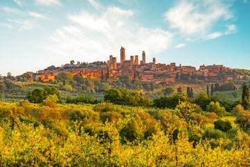 Fototapeta na wymiar Medieval San Gimignano hill town with skyline of medieval towers, including the stone Torre Grossa. Province of Siena, Tuscany, Italy.