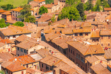 Naklejka premium Medieval San Gimignano hill town with skyline of medieval towers, including the stone Torre Grossa. Province of Siena, Tuscany, Italy.