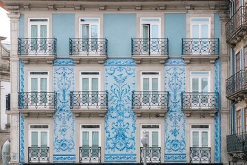 Typical facade of the buildings of the beautiful city of Porto, Portugal. With its typical tiles of Portugal, its windows, balconies and hanging clothes. Next to the Douro river. - 788115422