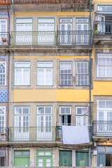 Typical facade of the buildings of the beautiful city of Porto, Portugal. With its windows, balconies and hanging clothes. Next to the Douro river. - 788115641