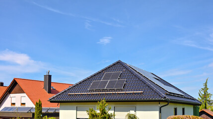 Modernes Wohnhaus mit Solaranlagen zur umweltfreundlichen Strom- und Warmwassererzeugung - obrazy, fototapety, plakaty