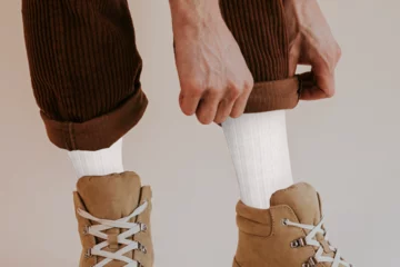Kussenhoes Man with png socks mockup © Rawpixel.com