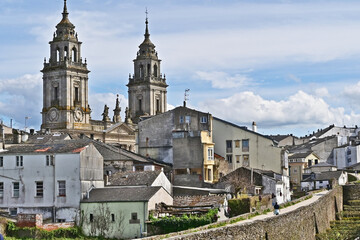 Lugo, Galizia, la cattedrale ed il centro storico dal cammino di ronda delle mura romane - Spagna