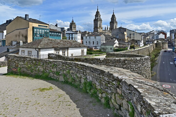 Lugo, Galizia, la cattedrale ed il centro storico dal cammino di ronda delle mura romane - Spagna