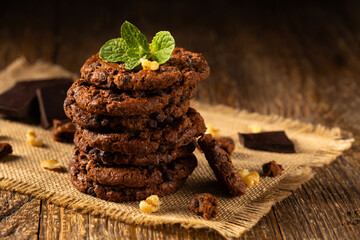 Delicious, shortcrust chocolate cookies with chocolate pieces.